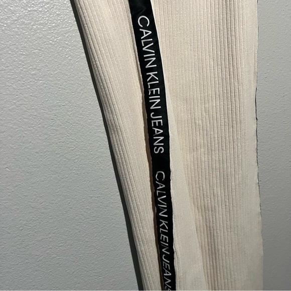 CALVIN KLEIN JEANS- NEW Beige/Cream Ribbed Mini Dress with Print on Size M - Picture 4 of 4